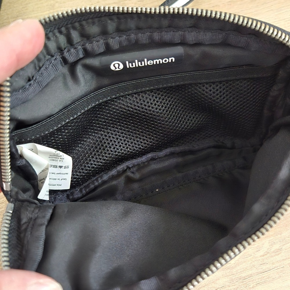 Lululemon Everywhere Belt Bag Womens OS Black White Striped Strap Crossbody 1L - Picture 7 of 10
